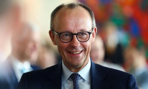 Bundesliga: Kanzler Friedrich Merz heute beim BVB-Spiel im Stadion | Sport