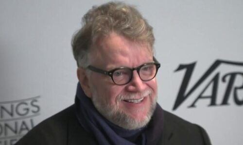 Guillermo del Toro conmueve al revelar la muerte de su hermano al recibir premio en Palm Springs