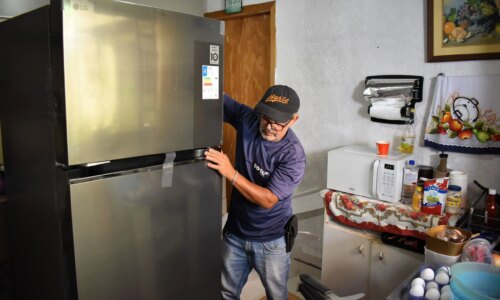 Projeto ajuda troca de geladeira velha por uma econômica e novinha em folha