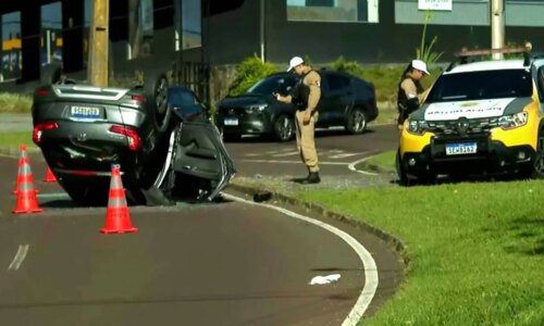 Carro capota em cruzamento perigoso e polêmico que parece rotatória em Curitiba