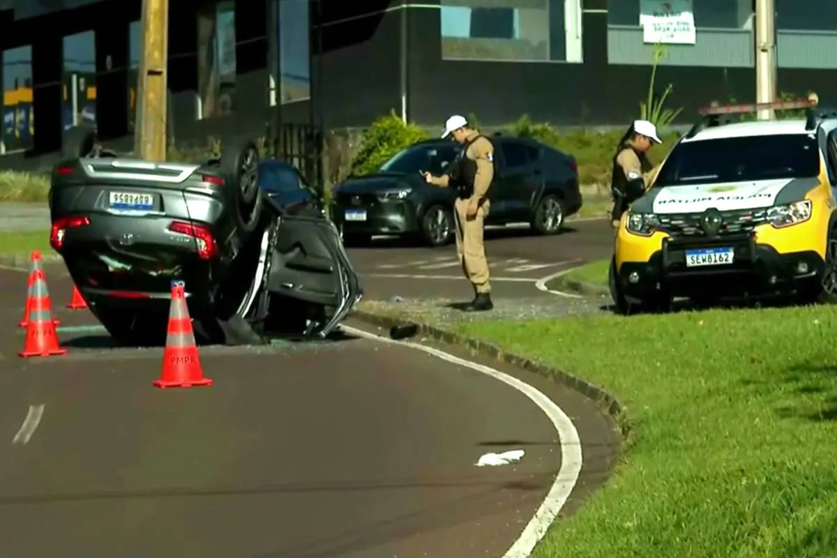 Carro capota em cruzamento perigoso e polêmico que parece rotatória em Curitiba