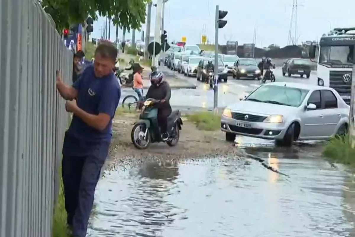 Choveu, alagou! Trecho problemático de Curitiba tem novo alagamento após temporal