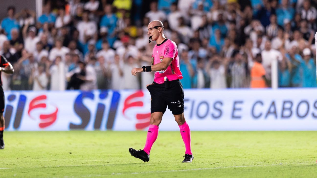 Comissão de Arbitragem da FPF afasta juiz de Santos x Corinthians após polêmicas no clássico