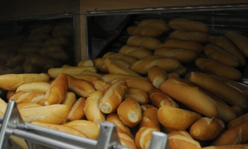 Como a cotação do dólar influencia o preço do pãozinho ao azeite