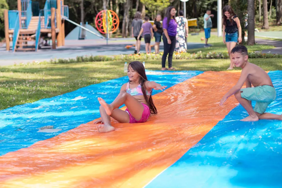 Curitiba lança programação de verão com skibunda e brinquedos aquáticos