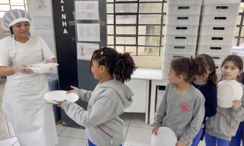 Curitiba oferece cardápios especiais na rede de ensino; famílias devem informar