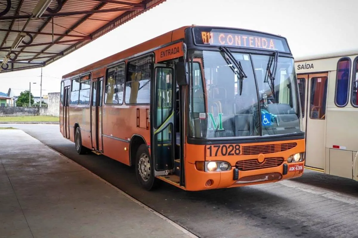 Fim de linha de ônibus na grande Curitiba faz trajeto durar três horas. “É cansativo”