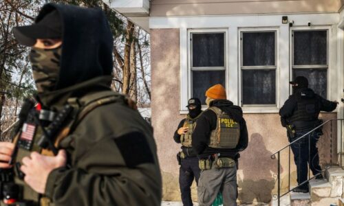 ICE officers assert sweeping power to enter homes without a judge’s warrant, memo says