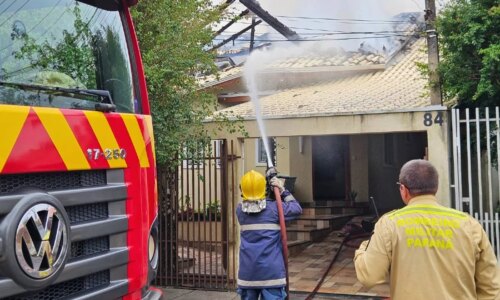 Incêndio em Curitiba destrói casa e assusta vizinhança; Vídeo
