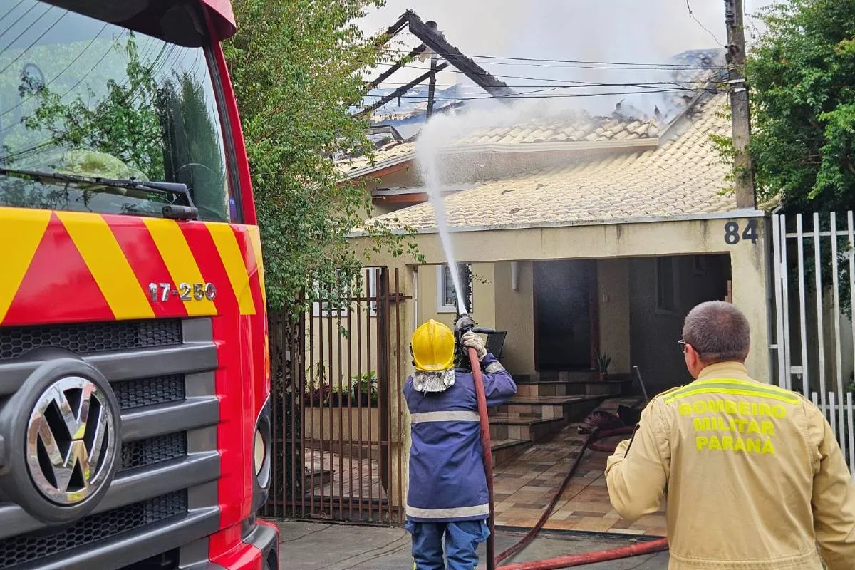 Incêndio em Curitiba destrói casa e assusta vizinhança; Vídeo