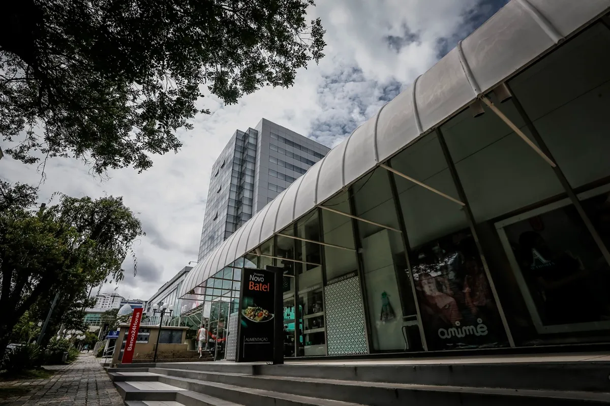 Leilão de shopping histórico de Curitiba é suspenso