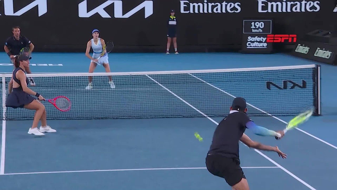 Luisa Stefani vai à semifinal de duplas mistas no Australian Open