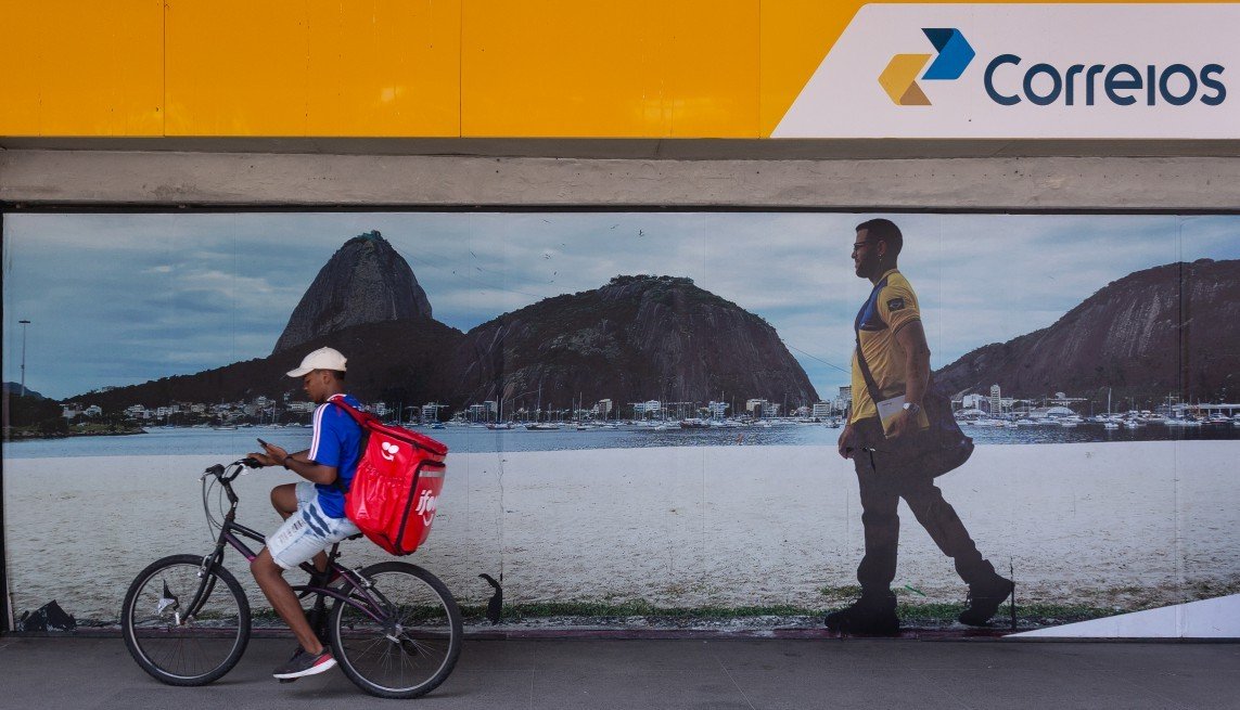 Moraes suspende trechos de decisão do TST que obrigou Correios a pagar ‘vale-peru’ e 70% de adicional de férias a empregados