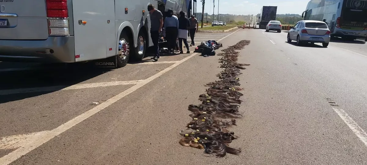 PRF flagra contrabando de cabelo e remédio em ônibus no Paraná