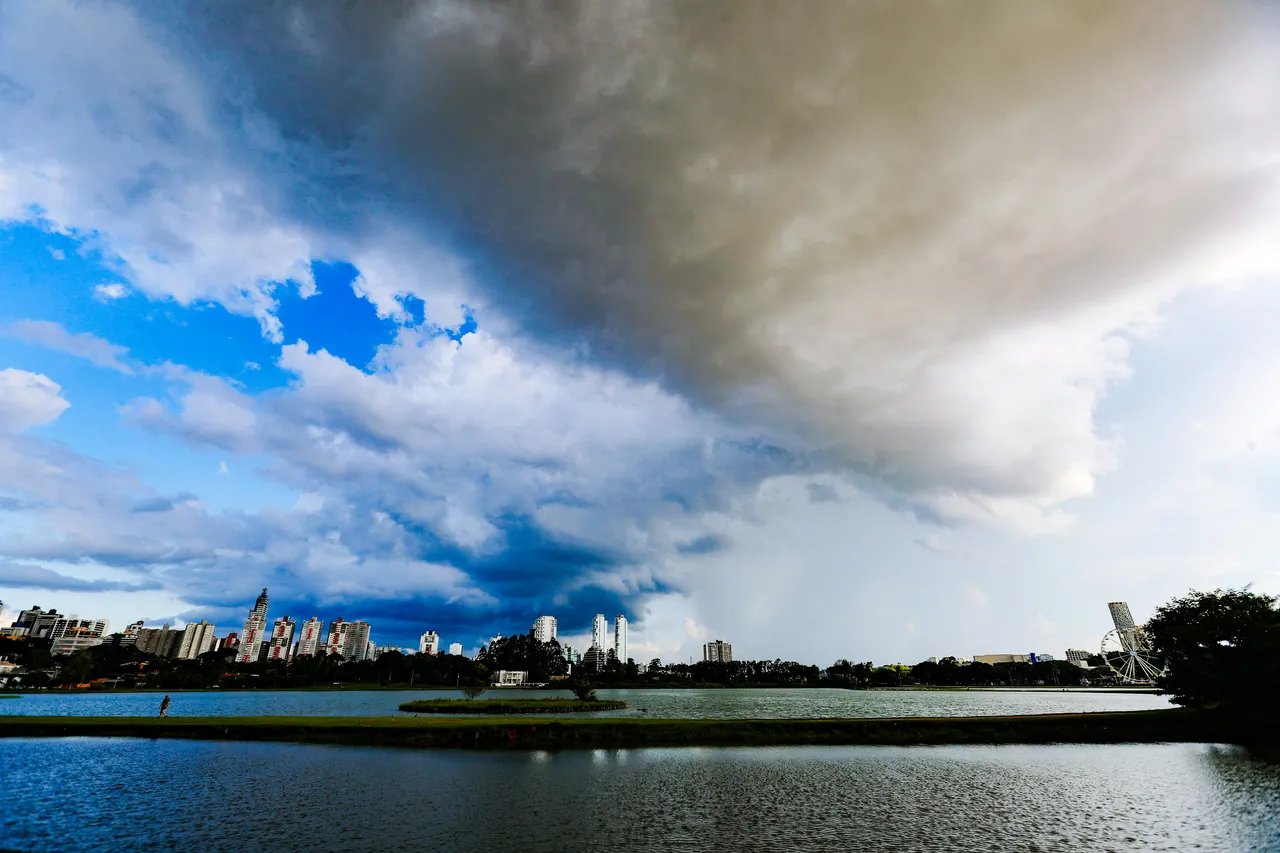 Paraná tem alerta de chuvas intensas nesta segunda; e Curitiba?