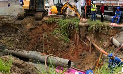 Rompimento de adutora motiva abertura de buraco gigante em bairro de Curitiba