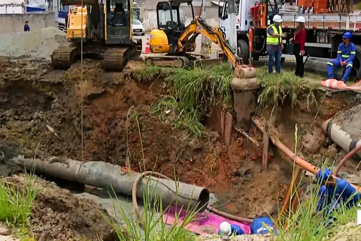 Rompimento de adutora motiva abertura de buraco gigante em bairro de Curitiba