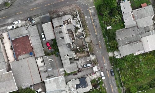imagem aérea com hiper zoom revela caminho do tornado em São José dos Pinhais
