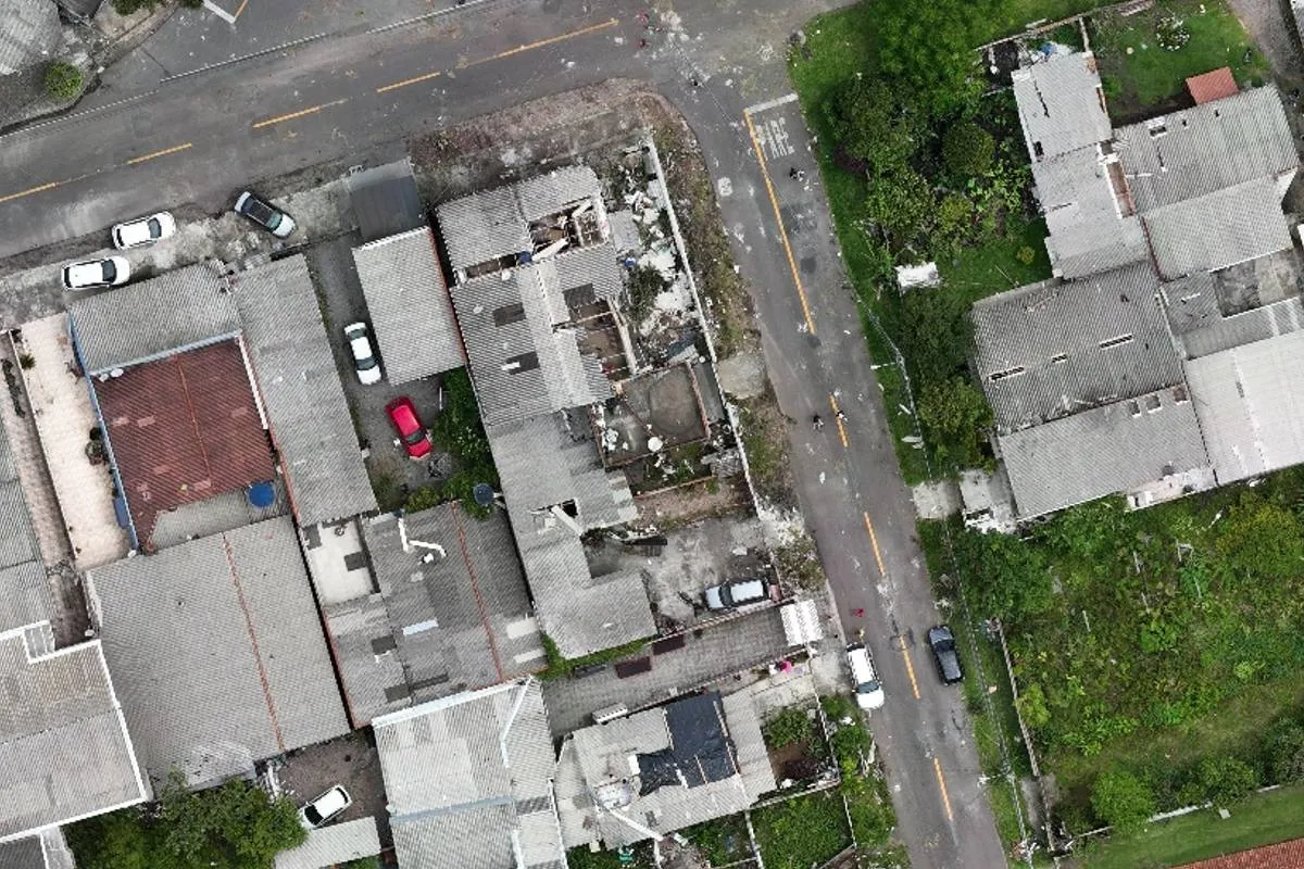 imagem aérea com hiper zoom revela caminho do tornado em São José dos Pinhais