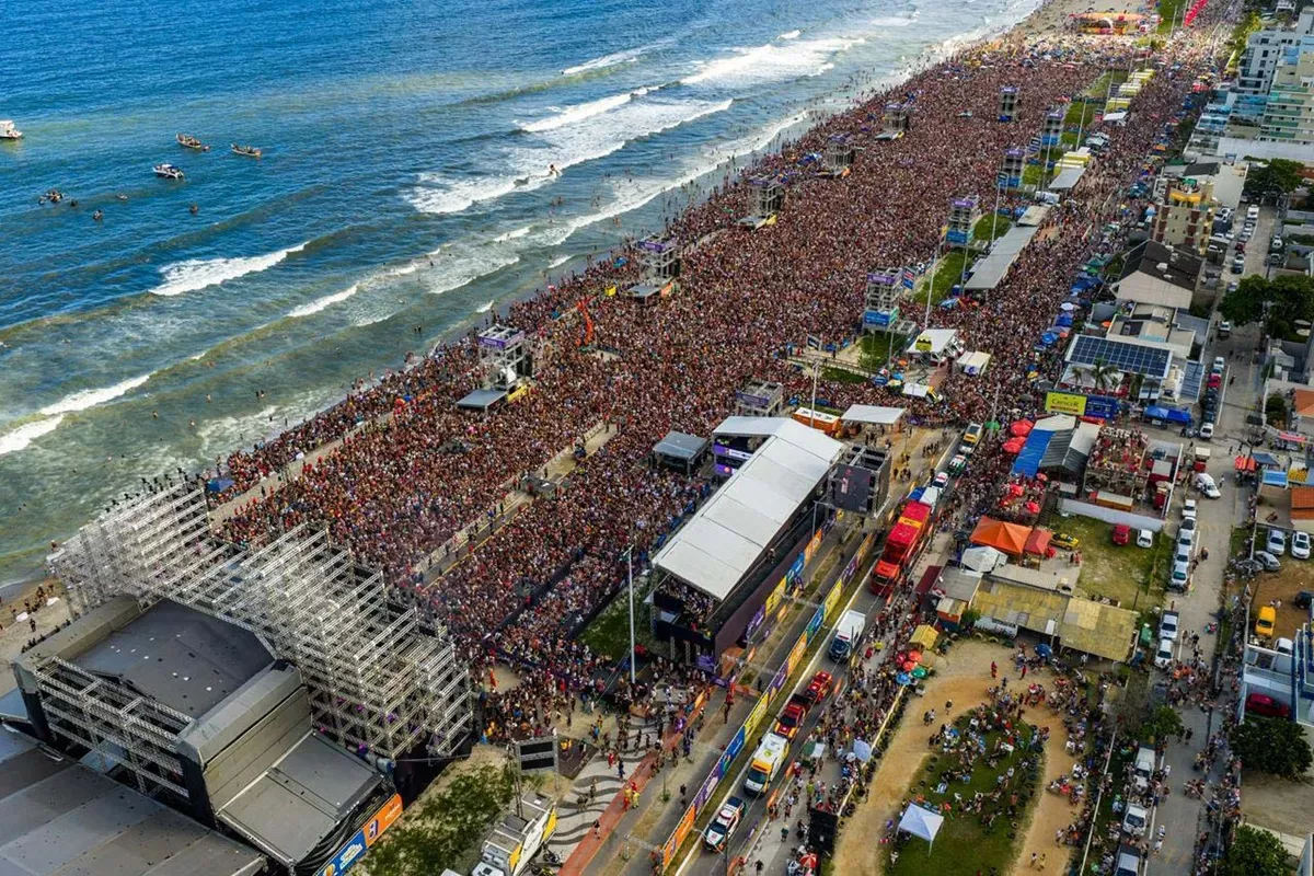 Show de Gusttavo Lima reúne 265 mil pessoas em Matinhos
