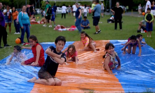 Verão Curitiba 2026 atrai famílias para atividades gratuitas em parques