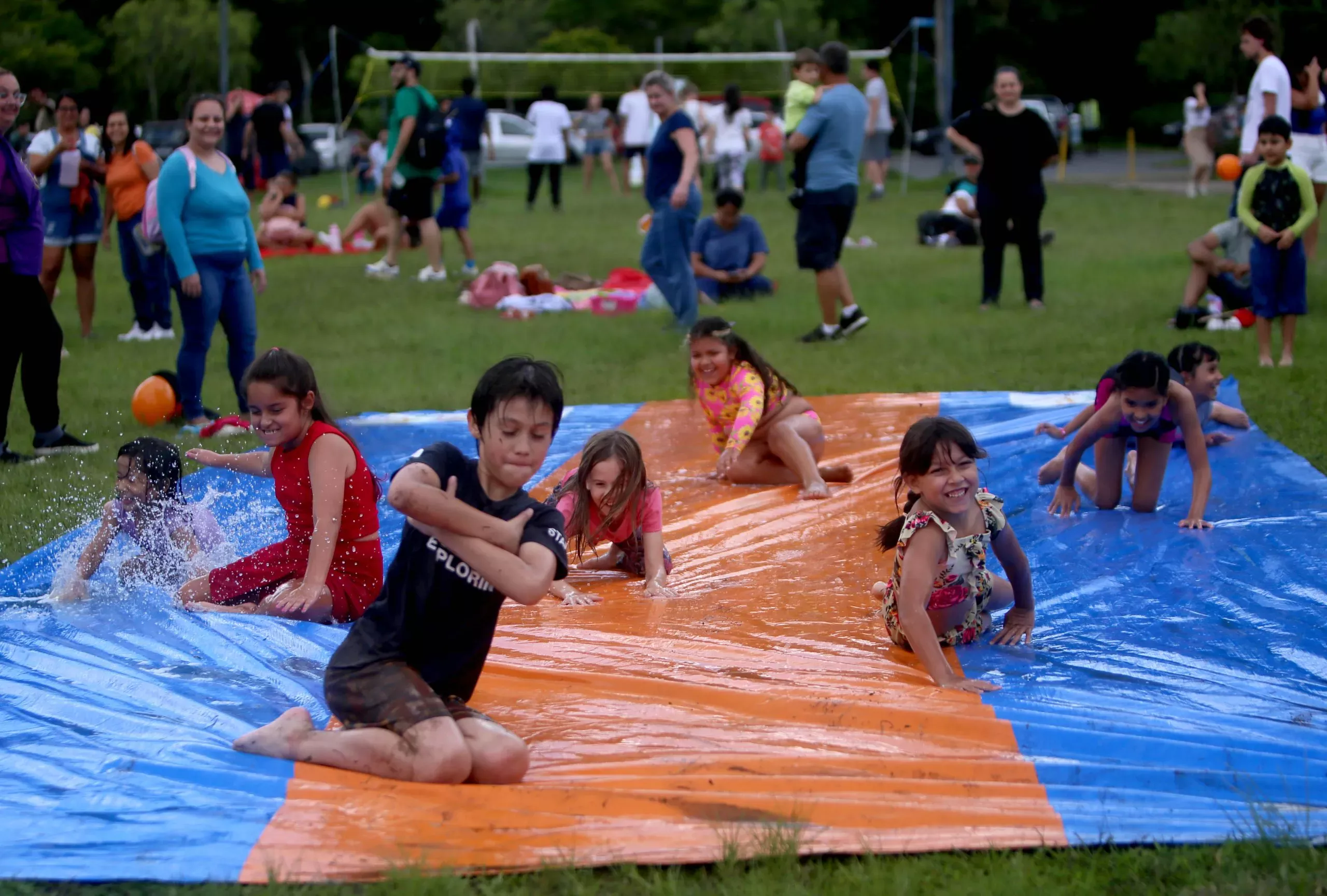 Verão Curitiba 2026 atrai famílias para atividades gratuitas em parques