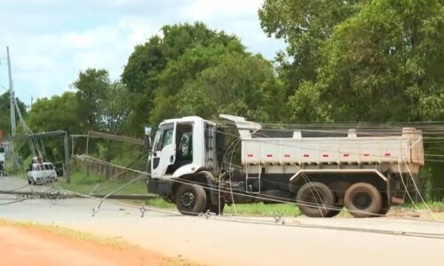 Caminhão derruba 11 postes e deixa moradores sem luz na CIC