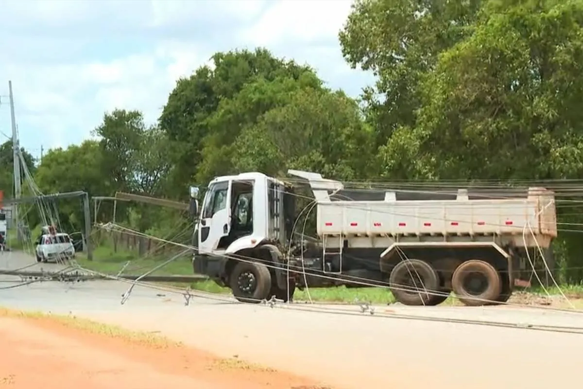 Caminhão derruba 11 postes e deixa moradores sem luz na CIC