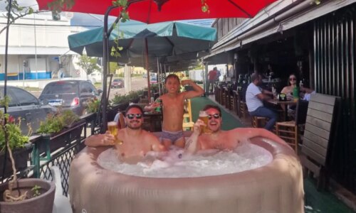 Boteco raiz em Curitiba inova com hidro para refrescar no verão