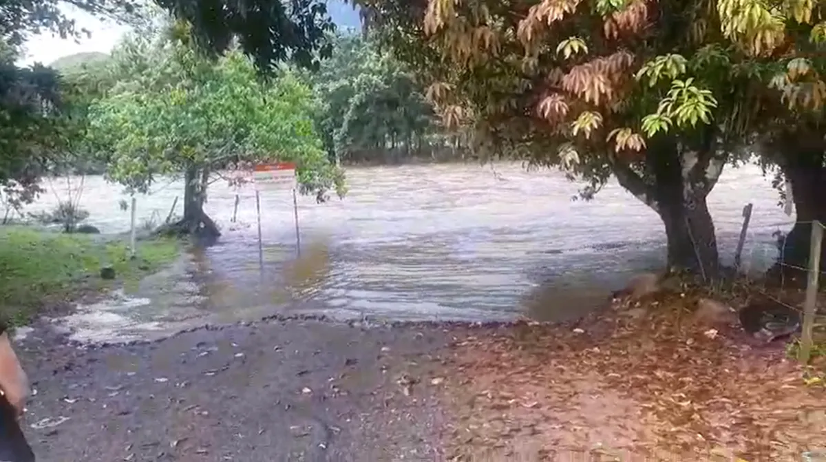 Família arrastada por cabeça d’água é salva por PM em Guaratuba