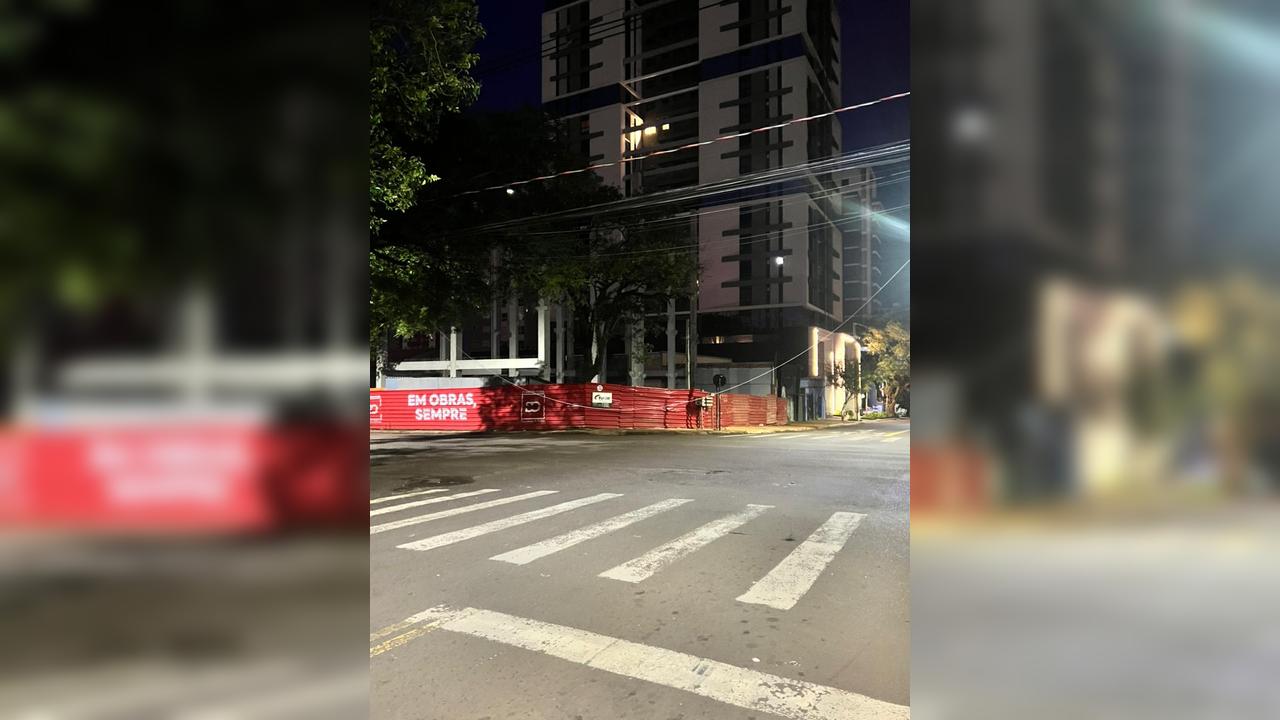 Fio baixo vira armadilha para motociclistas e pedestres em cruzamento movimentado do centro de Cascavel