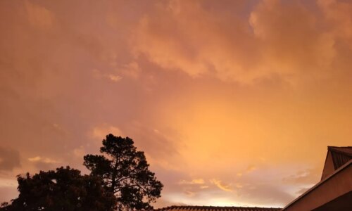 Céu laranja marca entardecer em Curitiba e região; veja explicação
