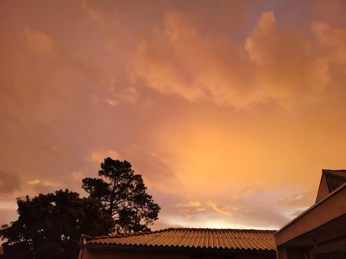 Céu laranja marca entardecer em Curitiba e região; veja explicação