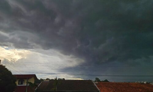 Dia vira noite em parte de Curitiba; chuva e vendaval