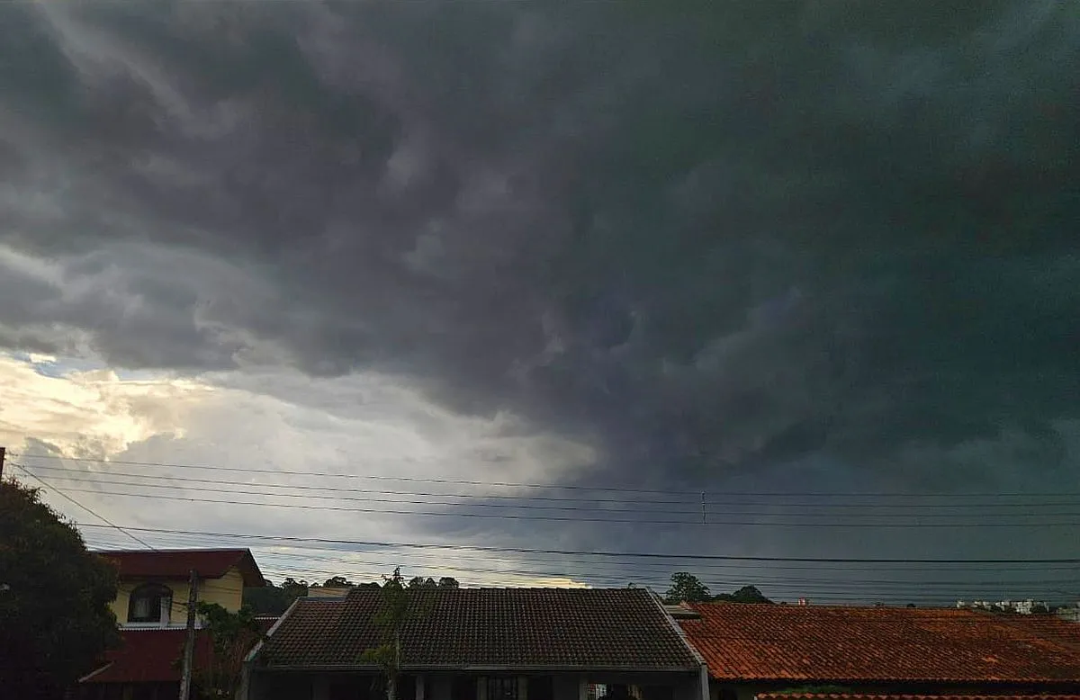 Dia vira noite em parte de Curitiba; chuva e vendaval