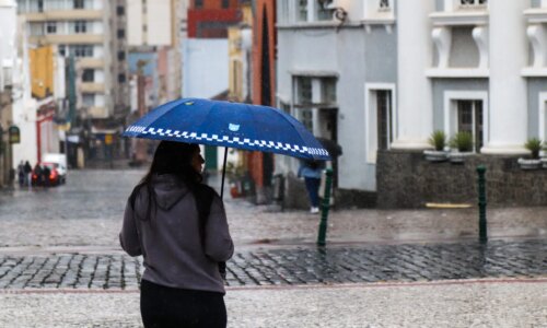 Com influência de ciclone, fim de semana em Curitiba começa com chuva