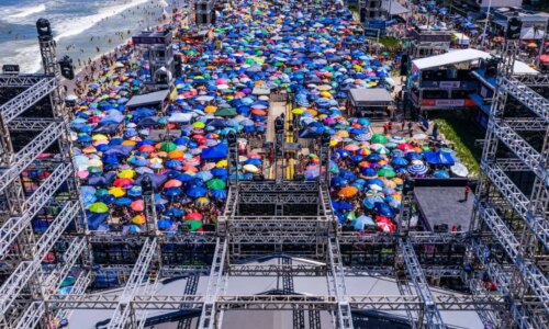 fãs montam acampamento na areia