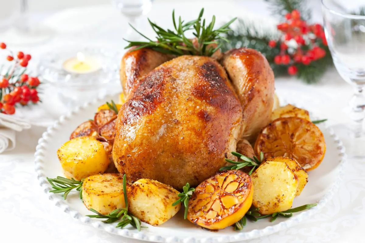 O que fazer com frango assado que sobrou? Receitas fáceis evitam desperdício