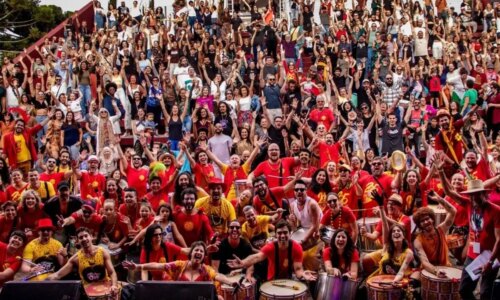 Bloco Garibaldis e Sacis celebra 27 anos com festa e cortejo noturno