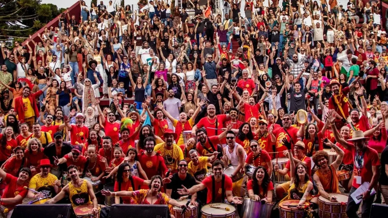 Bloco Garibaldis e Sacis celebra 27 anos com festa e cortejo noturno