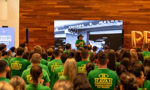“Véio da Havan” abre a mão e libera R$ 90 milhões para os 23 mil funcionários da rede