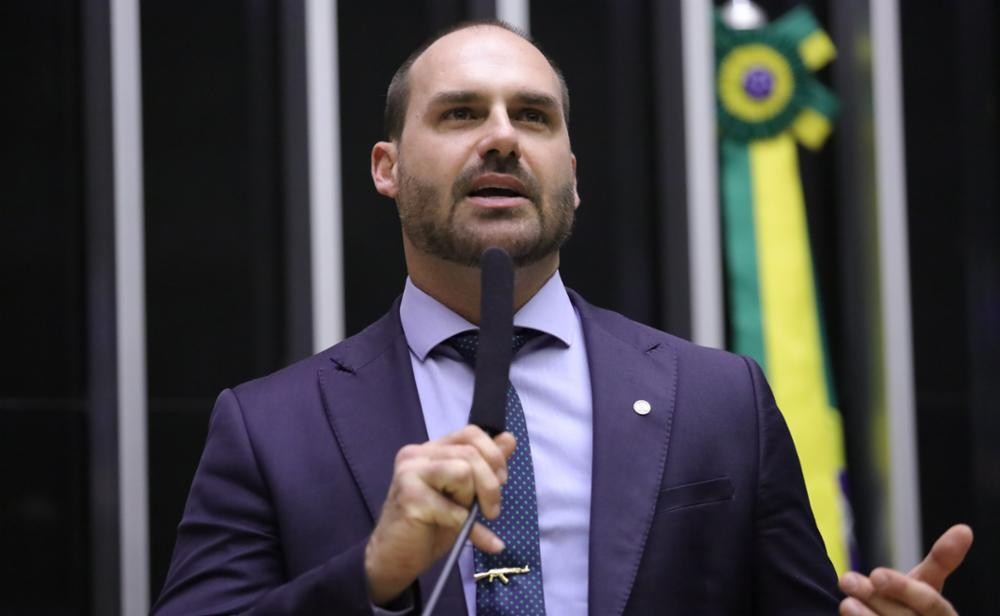 Eduardo Bolsonaro diz que ‘vai lutar’ para manter cargo na PF, mas afirma não ter ‘condição’ de voltar ao Brasil