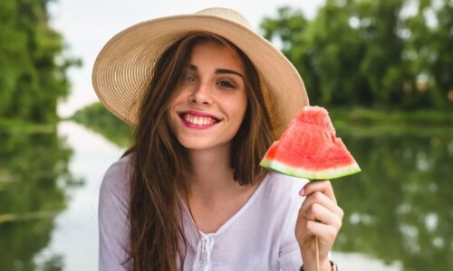 6 alimentos que auxiliam no emagrecimento e aliviam o calor