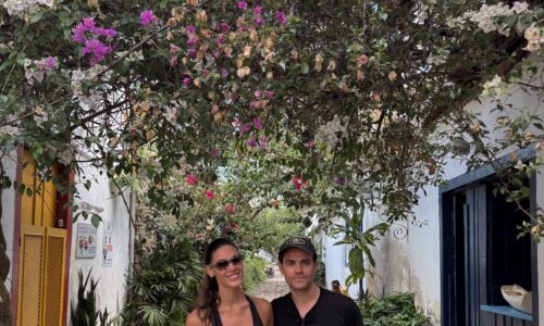 Paul Wesley, ator de ‘The Vampire Diaries’, passeia em Paraty com a noiva