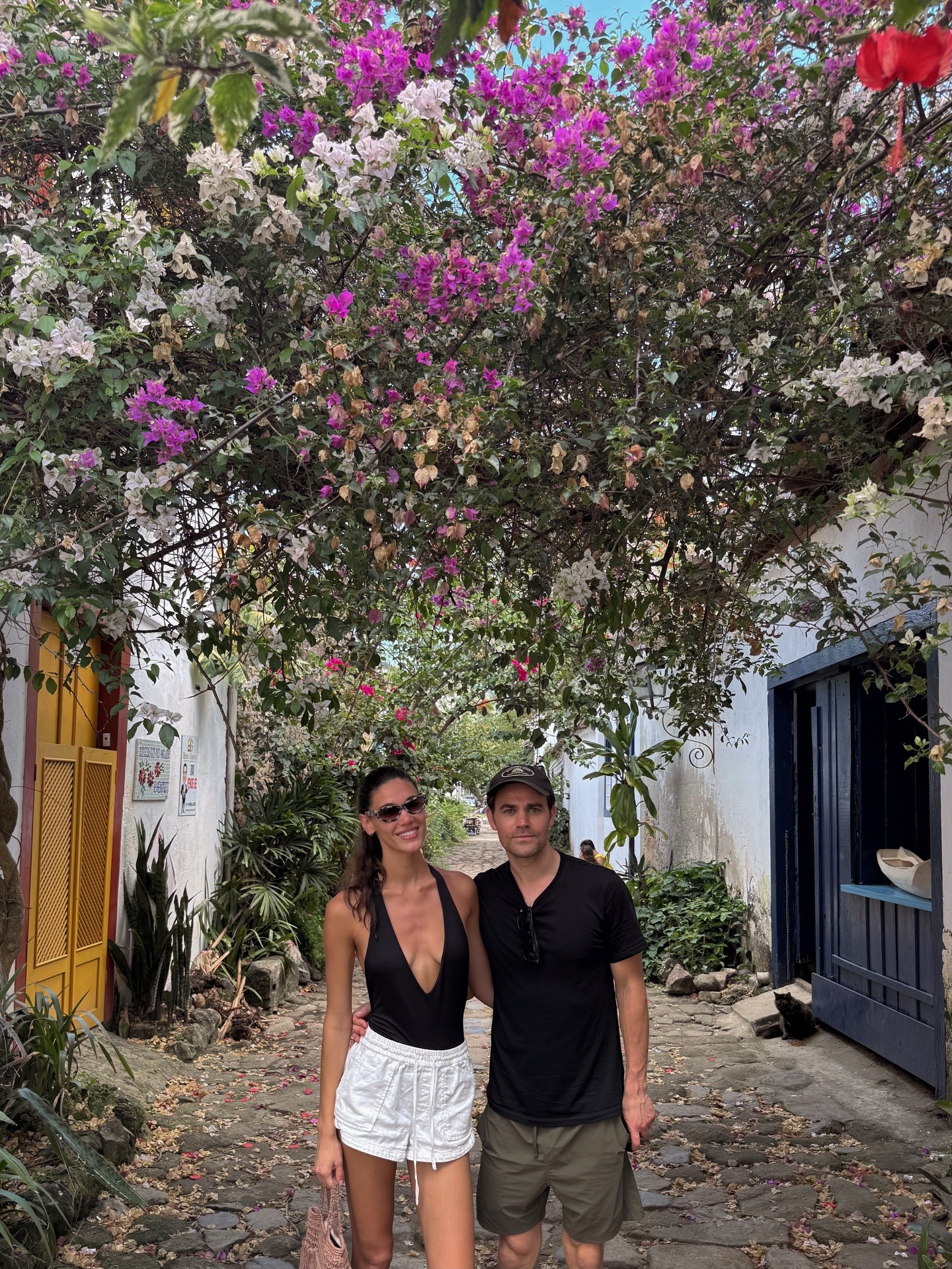 Paul Wesley, ator de ‘The Vampire Diaries’, passeia em Paraty com a noiva