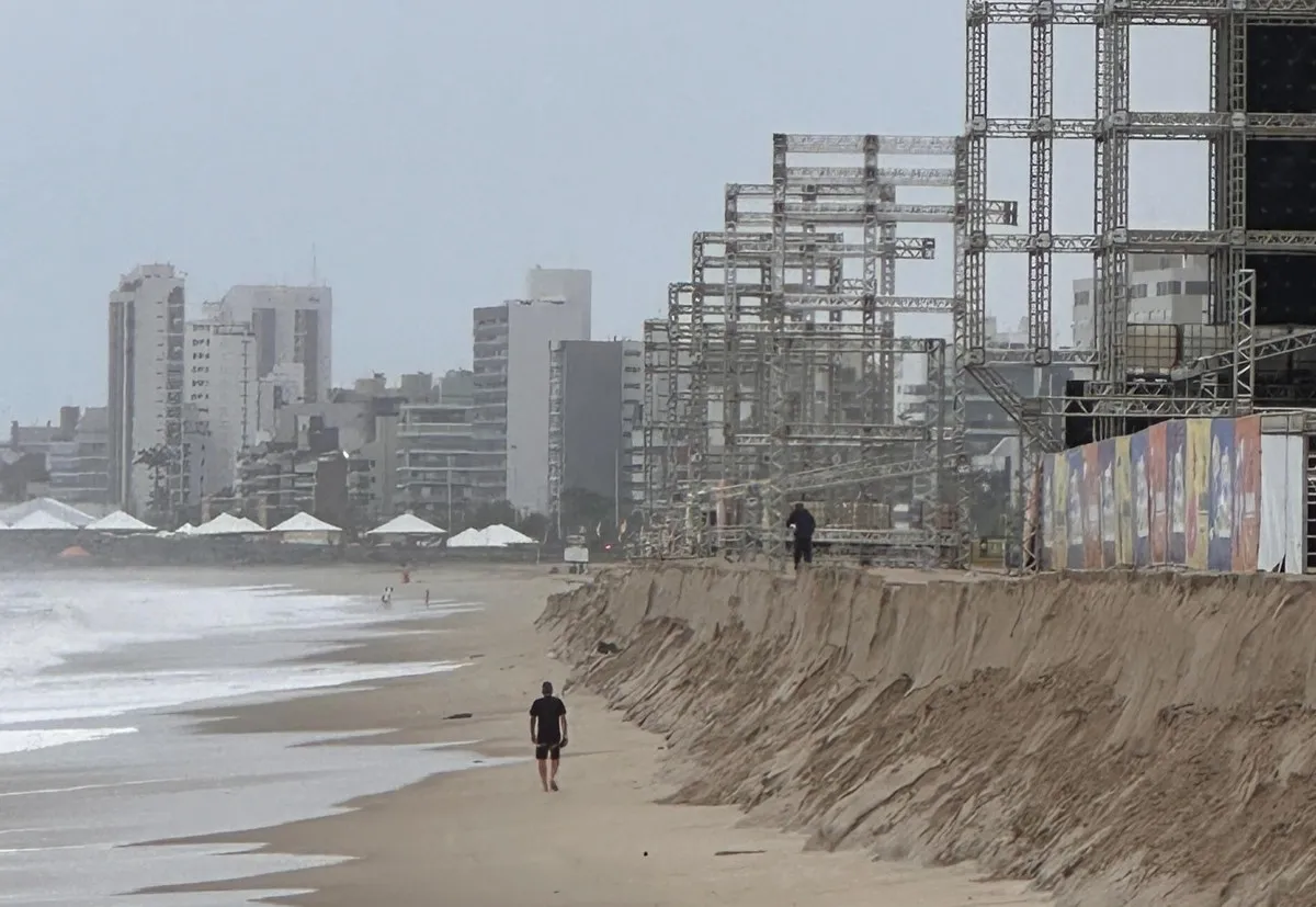 Ressaca provoca erosão em Matinhos e chega perto de palco