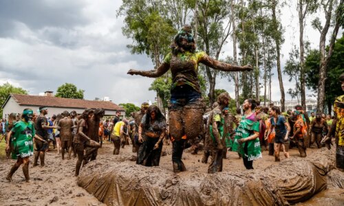 UFPR divulga resultado do vestibular com tradicional banho de lama