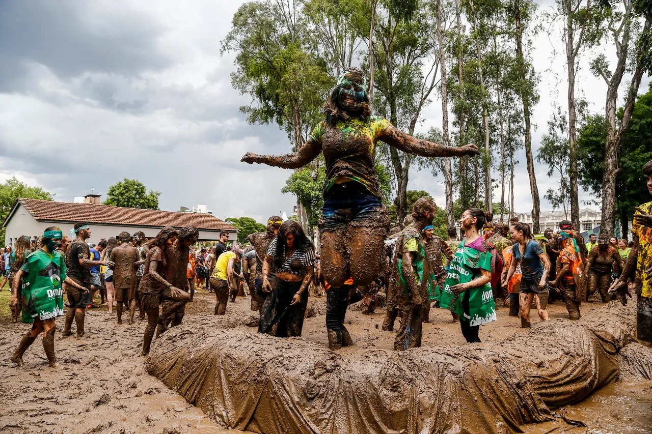 UFPR divulga resultado do vestibular com tradicional banho de lama