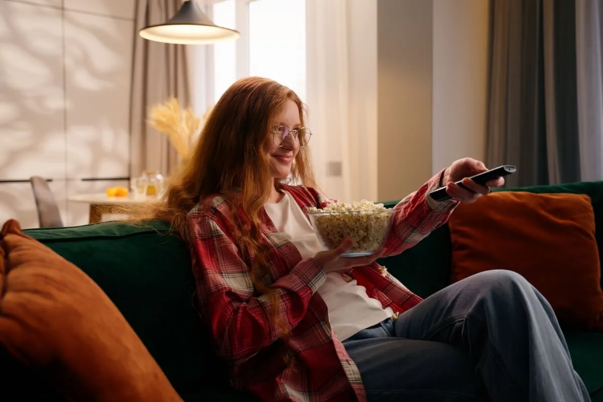 6 lançamentos dos streamings para treinar inglês e curtir o Carnaval sem sair de casa