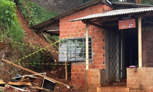 75 casas são atingidas e famílias são retiradas às pressas